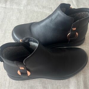 KURU CLOUD Black Ankle Booties with Rose Gold Details Sz 7 M